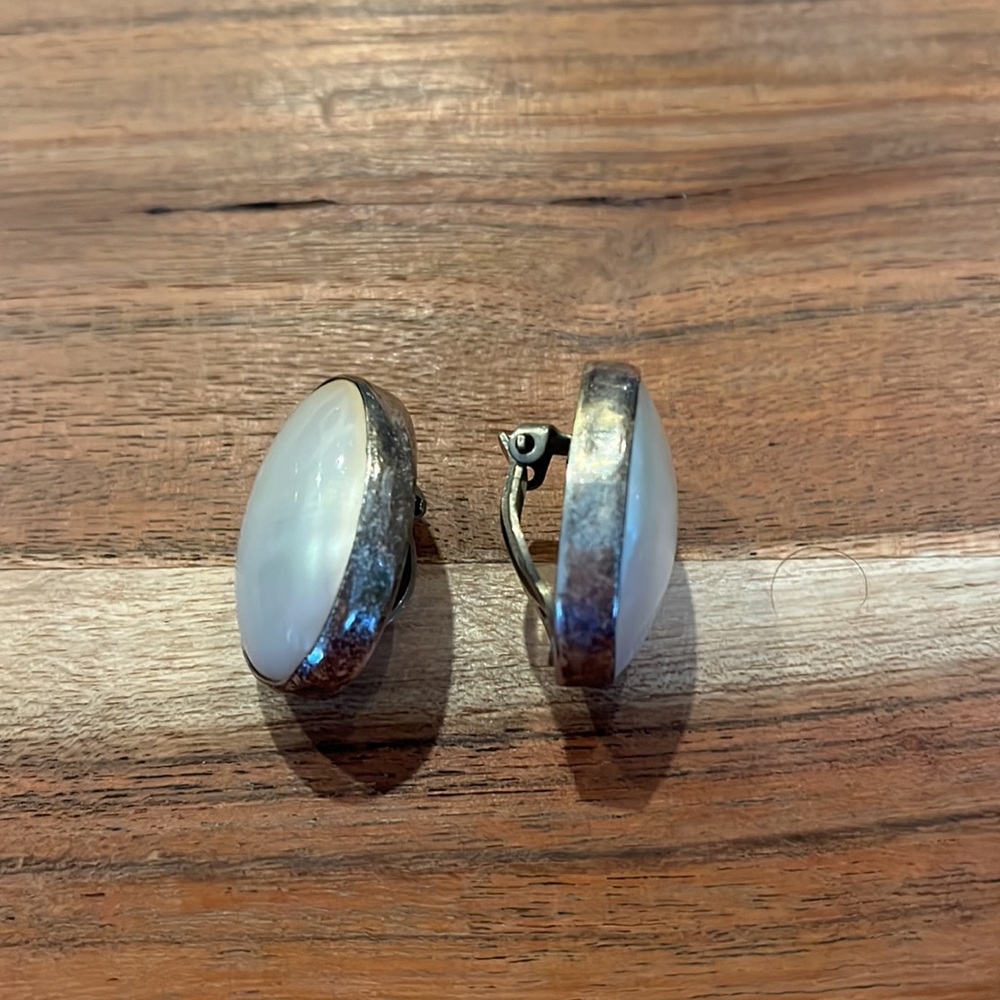 Chico’s Silver Iridescent Pearl Stone Clip On Earrings - Picture 3 of 4